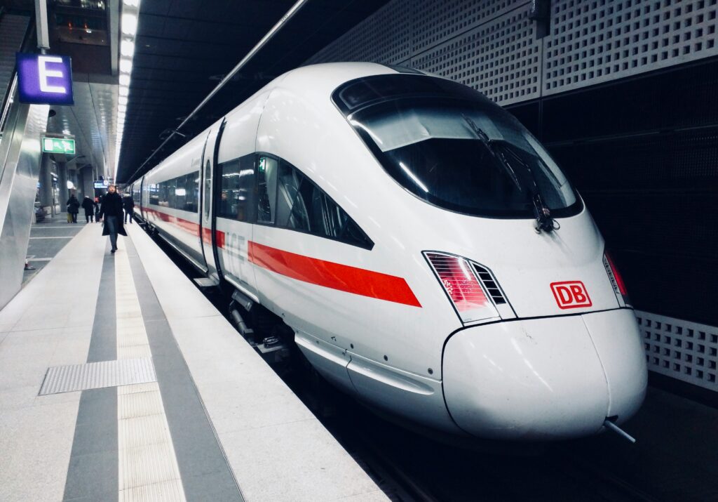 Ein Schnellzug der Deutschen Bahn von vorne stehend in einem Untergrund-Bahnhof.