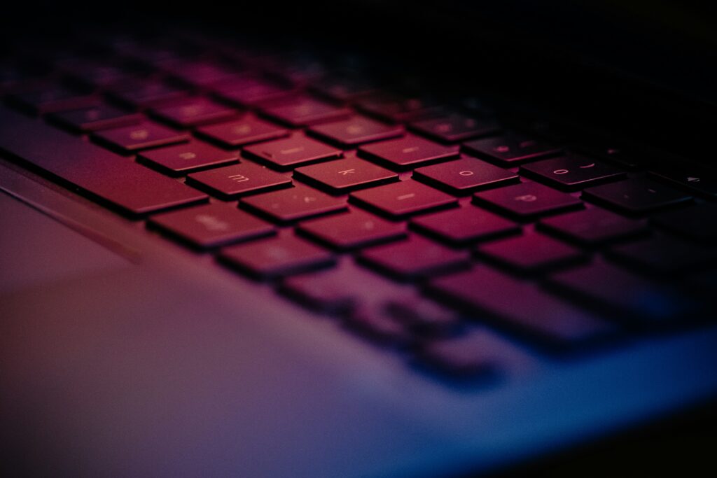 Ein Bild einer kontraststarken in Szene gsetzten Tastatur.
